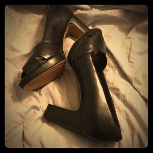 CLARKS JENNESS CLOUD CRISS CROSS PEEP-TOE PUMP